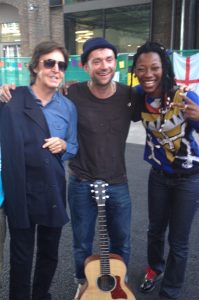Damon Albarn a invité Fatoumata à partager la scène d’Africa Express avec Paul McCartney à Londres.